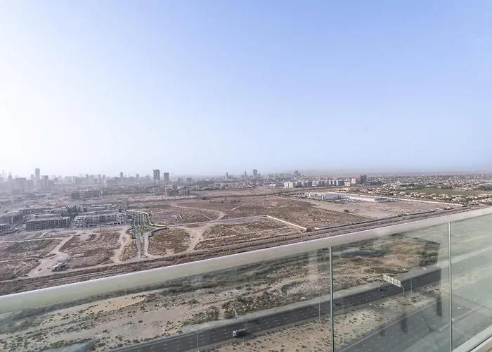 Beautifully Furnished Studio With Skyline Views