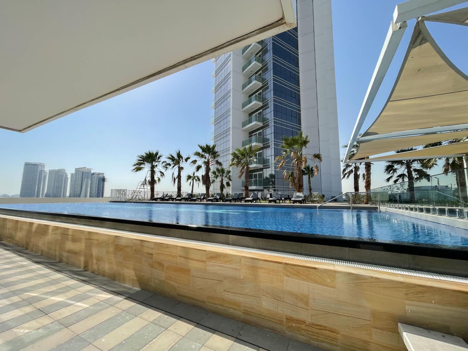 Beautifully Furnished With Skyline Views Apartment *