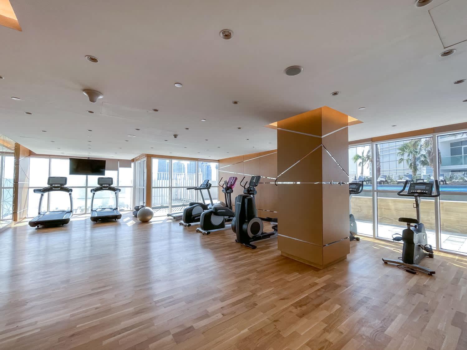 Beautifully Furnished With Skyline Views *